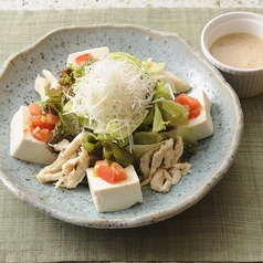 豆冨と蒸し鶏のごまドレサラダ（焙煎胡麻ドレッシング）