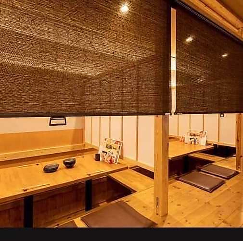 障子襖と床まで降りるロールカーテンで安心安全の個室