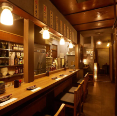 カウンター席では、オープンキッチンならではの臨場感をお楽しみいただけます♪お一人様での飲みやカジュアルなデートにも最適な空間です。美味しい料理を目の前で楽しみながら、特別なひとときをお過ごしください！