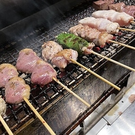 朝挽き信玄鶏を串打ち！技が光る備長炭焼き鳥