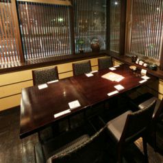 2階の窓から桜通沿いを見渡すことができる、落ち着いた雰囲気のテーブル席。ご友人同士の飲み会やご家族でのお食事に適しております。