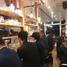 お1人でも安心!カウンター席はオープンキッチンなのでシズル感◎カップルなどでは、距離感縮まる事間違いなし!