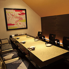 【ゆったりと座れる、上質な完全個室】最大10名様までご対応可能なゆったりとした完全個室です。ゆったりとした個室空間で、お客様同士の距離を保ちつつ、こだわりの料理をお愉しみ下さい。慶事や特別な食事会、接待にも最適な極上VIP個室。
