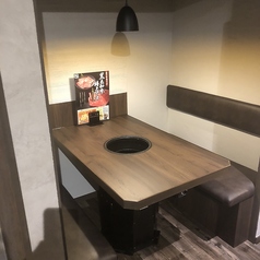 4名席です。2~5名様。七輪は埋め込みタイプのお席です