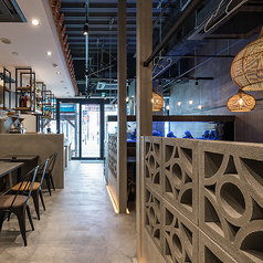 しっかりと広さのあるテーブルなので、お料理やドリンクをたくさんご注文いただいても安心です！　