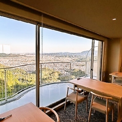 夜は徳島市内の夜景を一望できる特等席です。輝く夜景と共に特別なひとときをお過ごしください。