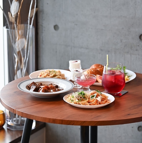 ビュッフェ形式で楽しめるcafe&dining bar