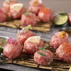 可愛い見た目に心躍る♪色鮮やかな肉と魚の各種手毬スシ