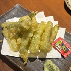 信州名物・ご当地B級グルメ！揚げたてサクサク「よなよな専用！？悪魔の野沢菜天ぷら」の写真