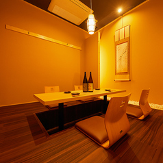 【少人数プライベート個室】2~4名様でご利用いただけるテーブル半個室をご用意。大切なお客様を迎えての接待やビジネス仲間との会食、お仕事仲間との歓送迎会や忘年会はもちろん、ご家族・親族でのお食事などにもご利用ください。ご宴会は飲み放題付が断然おトク。