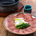 横須賀中央店の人気料理をご紹介します！まずは桜肉のユッケ！特製ごま塩ダレが桜肉にもお酒にもよく合います！石焼き！ねぎ塩牛タンやだし巻き卵は人気の一品！