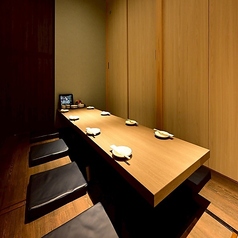【10名様/完全個室（掘りごたつ）】◆有名デザイナー監修の落ち着いた空間◆掘りごたつ席は、記念日・誕生日のお祝い、デートはもちろん、会社の同僚との飲み会にも最適です。拘りの空間づくりは、お客様一人ひとりのニーズにお応えいたします。接待や合コン、歓送迎会など、様々なシーンにご利用いただける個室◎
