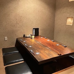4名様~6名様用の半個室席。足を伸ばしてゆったりと寛げる掘りごたつタイプで、長時間のご滞在でも居心地抜群。