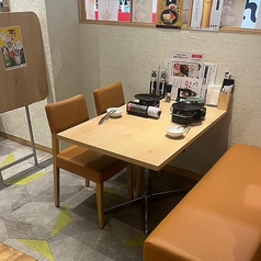 暖色系の柔らかな照明が灯る店内には、ゆったりとお寛ぎいただけるテーブル席をご用意しております。ご家族での団らんや友人との集まり、大切な方とのデートなど、様々なシーンで周囲を気にせずお食事を楽しめる設計です。木の温もりを感じる清潔感あふれる空間で、本場の羊料理を囲む至福のひとときをご提供します。