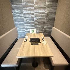 4名様用のソファー席です。