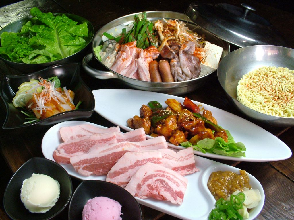 120分飲み放題付コースはサムギョプサルやキムチチゲなど本場韓国の人気料理が満載の全8品が4000円！