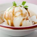 料理メニュー写真 トルコの伸びるアイスクリーム (マンゴー/バニラ/チョコレートアイス）