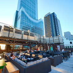 オシャレなデザイナーズ席も完備しております！インテリアや照明にもこだわった店内は柔らかな間接照明の光に照らされたリラックス空間となっております。女子ウケも抜群なので、新宿での女子会や合コンなどのシチュエーションにもご活用下さいませ♪