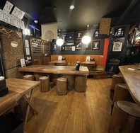 カウンター、テーブル席、小上がり席