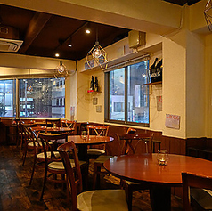 10名以上にも対応可能な広めの席。宴会や歓送迎会に便利。