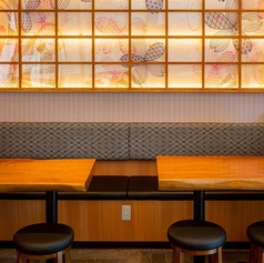 門前仲町駅から徒歩1分の「やきとん日吉」は、20名以上の団体利用にも対応可能な広々居酒屋です。貸切気分で盛り上がれる空間をご提供します。会社の歓送迎会、地域の集まり、イベント後の打ち上げなど、大人数でも一体感を持って楽しめるのが魅力。飲み放題付きコースや幹事様向けのサポートも充実しています。