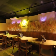 ＊韓国グルメと映えを楽しむならココ＊韓国レトロ×ネオンが映える店内は、どの席も自然と写真を撮りたくなるおしゃれ空間。2～4名のテーブル席が中心で、女子会・デート・推し活にもぴったり。料理と一緒に“映え写真”が楽しめる、人気のテーブルエリアです。