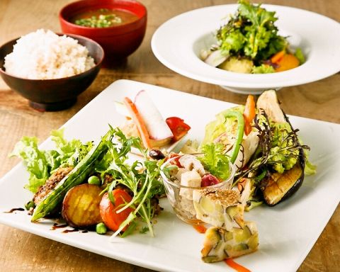 季節野菜のハーモニー。野菜が主役の体に優しいレストラン♪