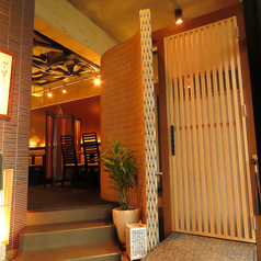 4名様用のテーブル席を1卓ご用意しています。個室風のため、周囲を気にせず、リラックスした雰囲気の中で楽しいひとときをお過ごしいただけるのが嬉しいポイント。大切な友人や家族との特別な時間をぜひお楽しみください。