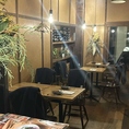 4名様までご利用可能な広々としたお席は、ご家族や親しい仲間との集まりにぴったりです。落ち着いたインテリアが配された空間で、こだわりのスープカレーや厳選されたナチュールワインを囲みながら、至福のひと時をお過ごしください♪