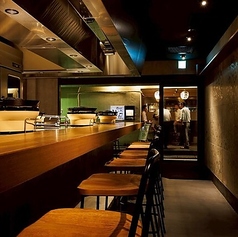 スタッフとの会話も楽しめるカウンター席は、お料理やドリンクについて気軽に質問できるのが魅力です◎おすすめの食べ方や、新しい発見があるかもしれません！