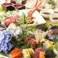 直送朝獲れ新鮮な旬のお魚を揃えてお待ちしております。ボリュームも味も申し分なし！大人数様でも満足頂ける飲み放題付き宴会プランも多数ご用意しております。自慢の新鮮食材を使用した絶品料理に舌鼓を打ちながら、当店で特別なひとときをお過ごしください。絶品料理がテーブルを華やかに囲みます！