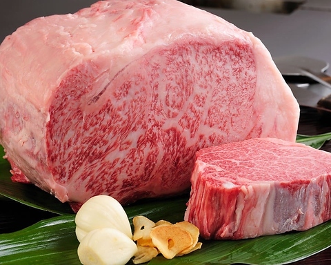 牛肉を一枚一枚、お店で切った本格ステーキレストラン。国産黒毛和牛もございます。