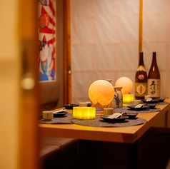 【六本木×個室居酒屋】六本木ではカップルシートもご用意しております。六本木の空間を独り占めするような贅沢な個室席をご用意いたします♪六本木でのデートや誕生日・記念日のお祝いにぜひ完全個室居酒屋九州料理さつきをご利用ください♪誕生日や記念日のお客様にはメッセージ付ホールケーキをご用意◎六本木個室居酒屋