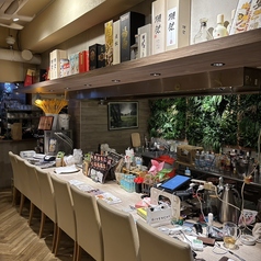 目の前で調理が見える特等席。活気ある雰囲気の中で、料理人の技を間近に感じながら、出来立ての逸品とお酒をじっくりと堪能できます。お一人様でも気軽に立ち寄れる、居心地の良い空間です。