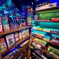 店内には種類豊富なボードゲームやカードゲームをご用意しており、どなたでも自由にお遊びいただけます。定番のものから少し珍しいものまで、その日の気分に合わせて選べるのが魅力です。友人同士でのご来店はもちろん、お一人様で新しいゲームに挑戦するのもおすすめ。時間を忘れて盛り上がれる空間です。