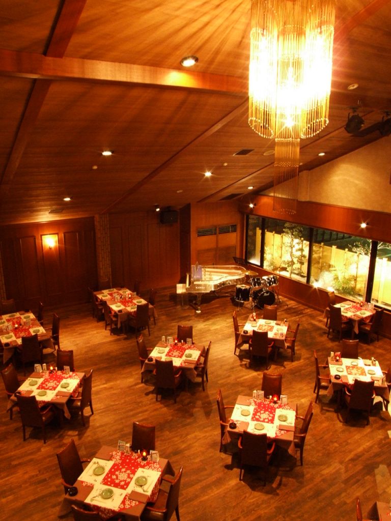 開放感あふれる広い店内。ゆったりとしたテーブル席でゆっくりとコースを楽しめる贅沢な時間を…