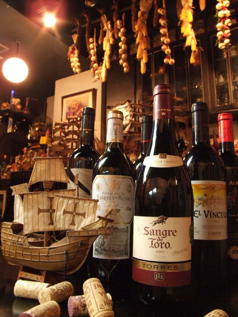 スペインバルの気分を高めるスペイン産ワイン、カヴァ、シェリー酒、自家製サングリアなど…