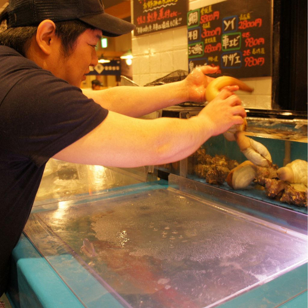 届いた魚は、活きがいいまま調理します！他店とは鮮度が違います！