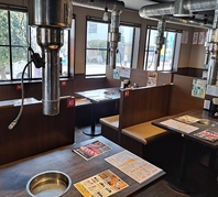 女子会や仕事帰りの一杯など使い勝手抜群なテーブル席