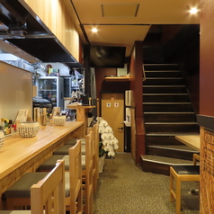 【お一人様・サシ飲みに】木の温もりが心地よい白木調のカウンター!卓上コンロで五感を開放する特等席。カウンターは目の前でパチパチと音を立てて海鮮が焼き上がる臨場感と香ばしい匂いが日々の忙しさを忘れさせてくれます。クッション付きの座り心地の良い椅子で、こだわりの日本酒を傾ける至福の時間をお過ごし下さい。