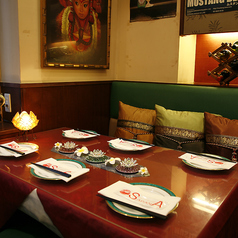 ラグジュアリーなアジアン空間を丸々貸切★シャンデリア2灯の優しい明かりに包まれたムード溢れる空間でグラス片手に気軽にみんなで乾杯♪