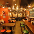 賑やかで親しみやすい店内は、オレンジ色の壁やレトロな照明が温かみを添える、居心地の良い大衆的な雰囲気です。お一人様歓迎のカウンター・テーブル席など、最大65名様まで対応可能な広々としたお席まで完備。貸切相談も承っており、大人数での宴会から仕事帰りの一杯まで、幅広いシーンで気取らずに楽しめます。