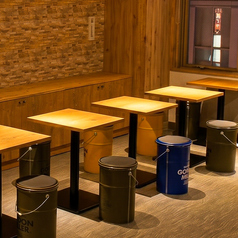 スポットライトに照らされた清潔感のあるお席です。