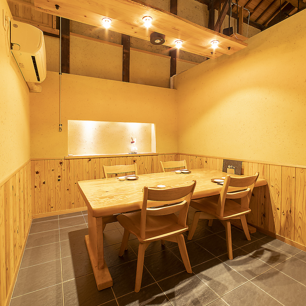 木目を基調とした店内は、明るくて落ち着いた雰囲気の中でゆったりとお食事がお愉しみいただけます。