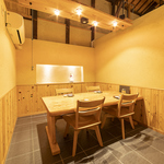 木目を基調とした店内は、明るくて落ち着いた雰囲気の中でゆったりとお食事がお愉しみいただけます。