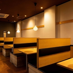 10名様以上のご案内が可能な団体様用の半個室もご用意しております。程よい広さで快適にお過ごしいただけるお席です。特別な日のご利用に絶品料理やお酒にておもてなしさせていただきます。