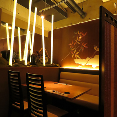 4名様用のテーブル席を3卓ご用意しています。アットホームな雰囲気の中で、友人や家族との楽しいひとときをお過ごしいただけます。心地よい空間で、美味しい料理と共に素敵な時間をお楽しみください。