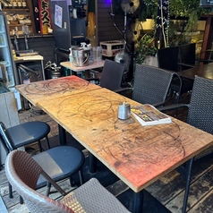 ゆったりと配置されたテーブル席は、友人や家族との食事に最適です。落ち着いた内装と緑の装飾が心地よい空間を演出し、会話を楽しみながら、心ゆくまで料理を味わっていただけます。