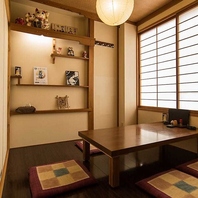 木の温もりを感じる落ち着いた店内で寛ぎのひとときを！