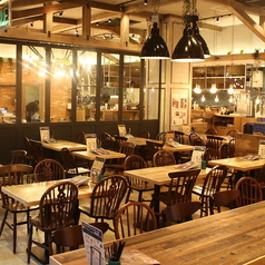 木の温もりを感じられる、広々としたおしゃれな店内。グループでの飲み会はもちろん、ご家族でのお食事にも気軽にご利用いただける、居心地の良い空間です。